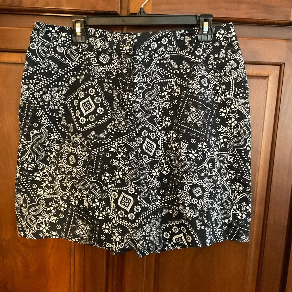 Cute black and white skort- size 14 wonderful cotton w stretch new condition 001